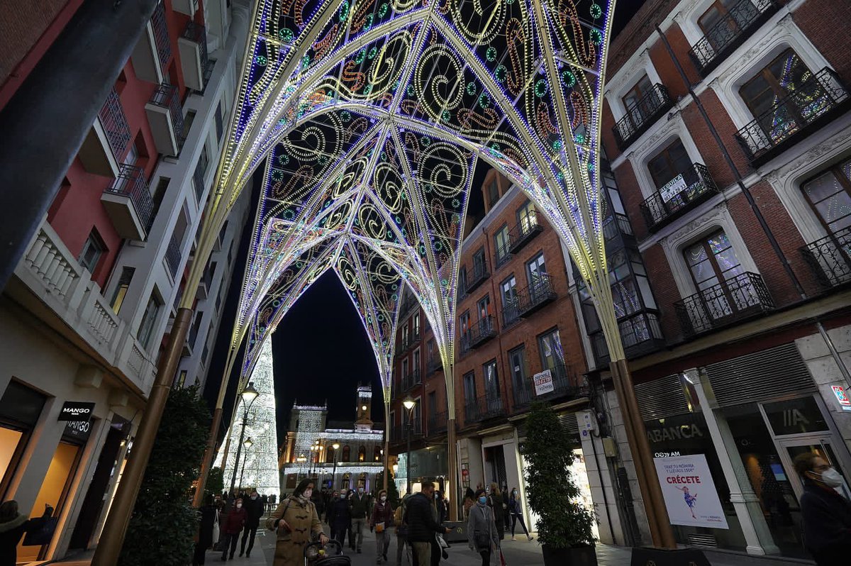 AyuntamientoVLL's tweet photo. La iluminación navideña ya luce en las calles de Valladolid.

Este año adelantamos su puesta en funcionamiento y sin un acto para el encendido evitando así aglomeraciones en la Plaza Mayor.

Compartimos en este hilo algunas de las imágenes de las novedades de este año. https://t.co/UMcc9uekTx
