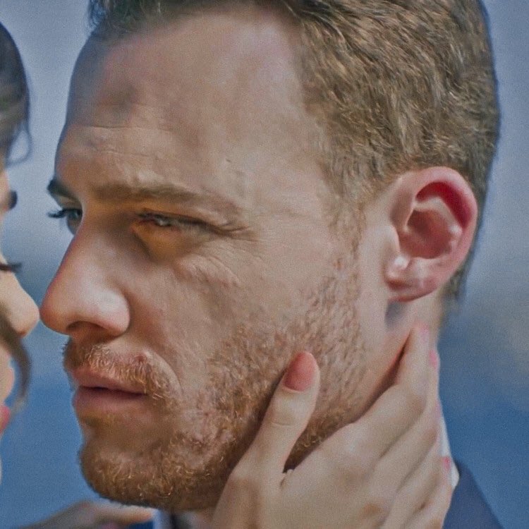 Eda & Serkan looking at each other              ~ a thread ~        #sençalkapımı •  #edser     #kerembürsin •  #handeerçel