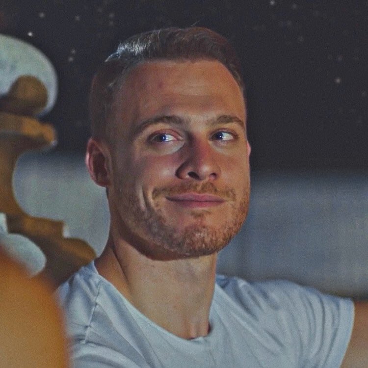 Eda & Serkan looking at each other              ~ a thread ~        #sençalkapımı •  #edser     #kerembürsin •  #handeerçel