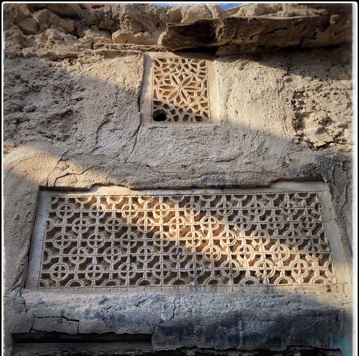 الزخارف الجصية في #جزيرة_تاروت 
فن العمارة  #بلمنطقة_الشرقية.
هدا الطراز العمراني القديم الذي مازال صامدا الى الان يدل على الفن والابداع في البناء والزخرفة .