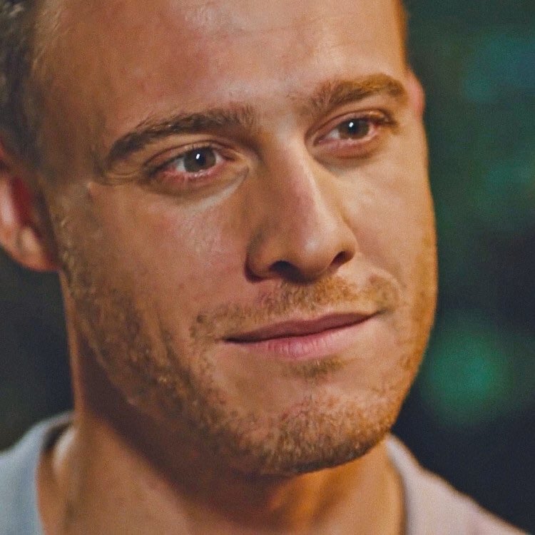 Eda & Serkan looking at each other              ~ a thread ~        #sençalkapımı •  #edser     #kerembürsin •  #handeerçel