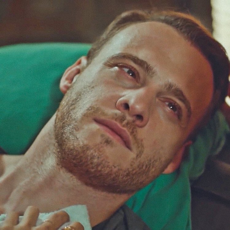 Eda & Serkan looking at each other              ~ a thread ~        #sençalkapımı •  #edser     #kerembürsin •  #handeerçel