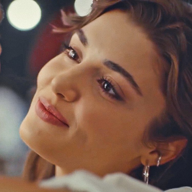 Eda & Serkan looking at each other              ~ a thread ~        #sençalkapımı •  #edser     #kerembürsin •  #handeerçel