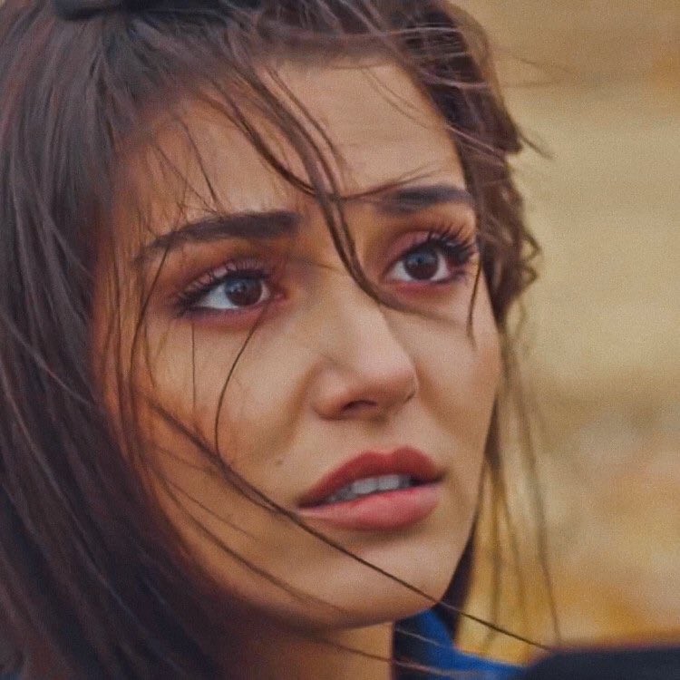 Eda & Serkan looking at each other              ~ a thread ~        #sençalkapımı •  #edser     #kerembürsin •  #handeerçel