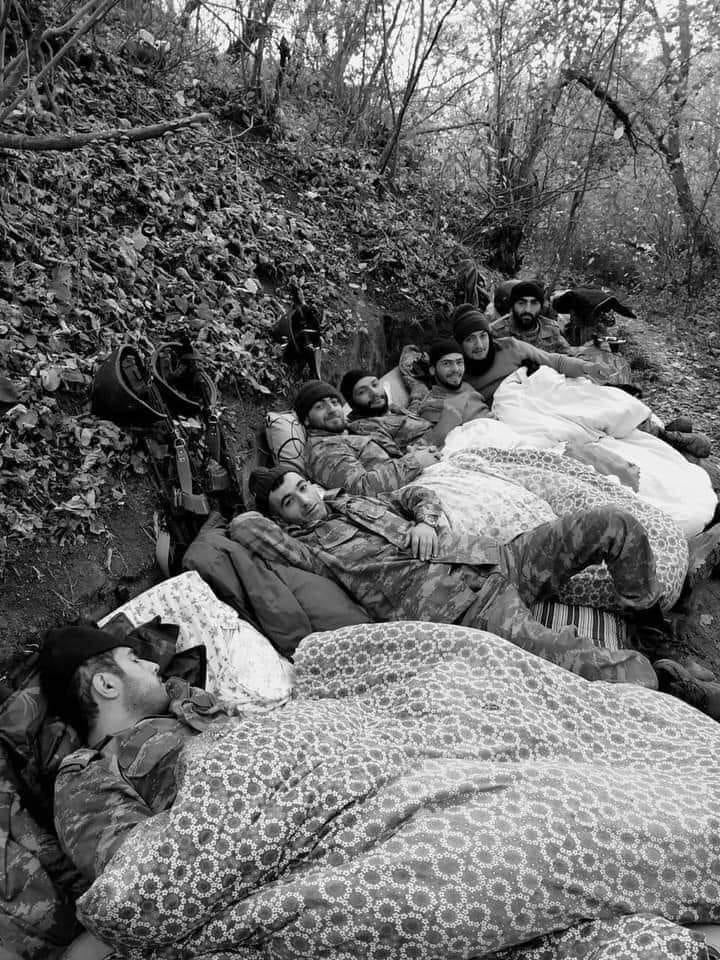 Azerbaycan askerinin dağlık Karabağ'da verdiği mücadeleyi anlatan bir resim