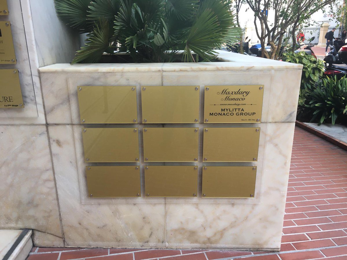 mullygraph's tweet photo. Plaque plexi de fond 8mm avec plaque en coplex fond dorée gravure en inversé noir fixé en entretoise. Pour Immeuble le Montaigne.

#signalisation #plexi #plexiglass #customizing 
#madeinMonaco #mymontecarlo https://t.co/jgaaGiNYc9
