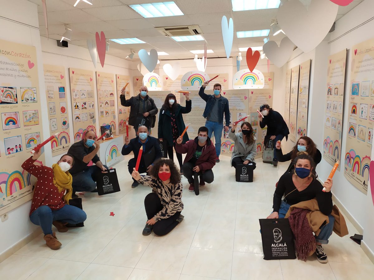 AytoAlcalaH's tweet photo. 👏 @AytoAlcalaH homenajea a los peques y los artistas complutenses que participaron en #FelicitArte y en #EstamosContigo
El concejal @J_albergr ha entregado un obsequio a los participantes en estas dos campañas que se llevaron a cabo durante el confinamiento https://t.co/PvHwUi1XAi