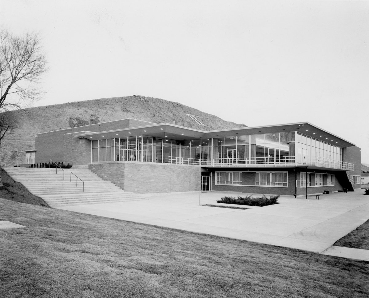 IdahoStateSSC's tweet photo. Here is another historic ISU photo for today's #ThrowbackThursday Check out this photo of the SUB- before the pillars and the hallway connecting the museum building!
#idahostateuniverity #isu #college #studentunionbuilding #SUB #idahostateu #idaho #pocatello https://t.co/rLftgBR0QS