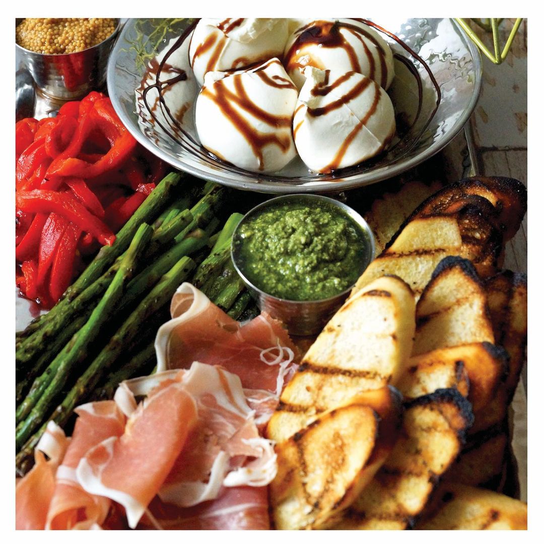 Believe it or not, the holidays are around the corner ❄️ Does preparing a feast for your family add more stress to your plate? Our catering partners have you covered! Check out their hassle-free holiday menus today! 🤤
