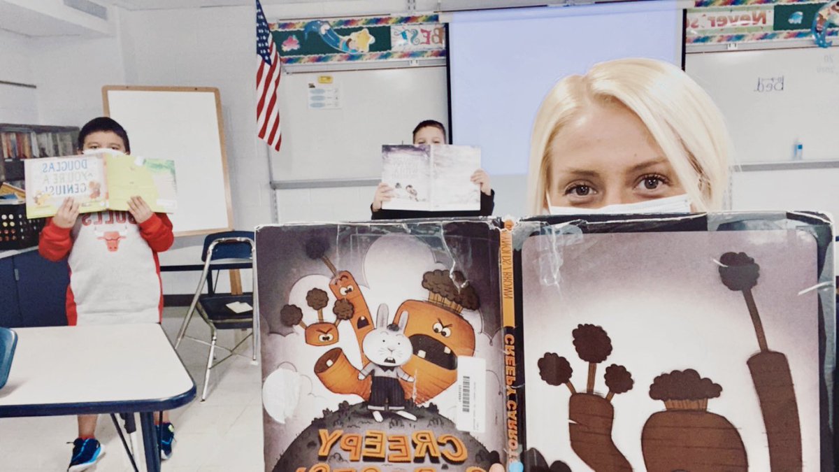 MrsCosRoom's tweet photo. We’ve been caught reading!📖 We can’t wait for Literacy Night! #caughtreadingSC @D59SaltCreek @PtoSalt https://t.co/IAwWy4KQIH