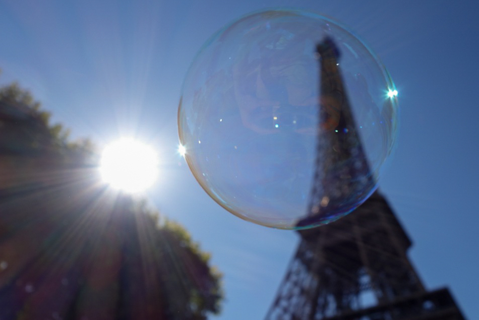 vector_eng's tweet image. Thank you so much to everyone that participated in our photo contest! Our first honorable mention is "Eiffel Through the Looking Bubble" by @bb4dawin. We picked this photo because we liked the creative use of the theme, interesting composition, and fresh take on the iconic tower!