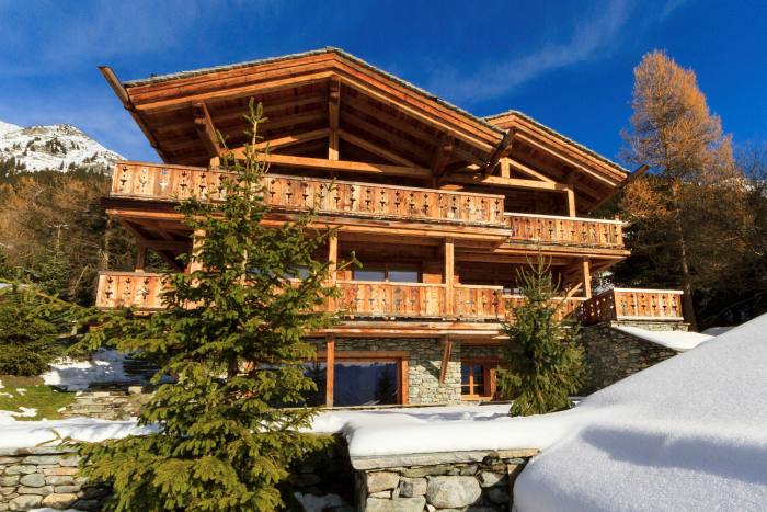 RelevanceIntl's tweet photo. Relevance's client, @SphereEstates, has six amazing #residences for #sale. All are near top international ski #resorts, giving us major #winterwonderland #vibes. Check out the link below to view half a dozen beauties. #ClientLove https://t.co/oye8fm6Yk8 https://t.co/Z8GGMj0SjS