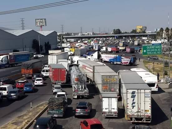 Mon_SegMexico's tweet photo. Autopista México Querétaro cerrada en ambos sentidos por manifestación.
Esto ocurre a la altura de la Caseta de #Tepotzotlán 🛑🛑🛑🚧🚧🚧⚠️⚠️⚠️ https://t.co/liUdf6ttQl