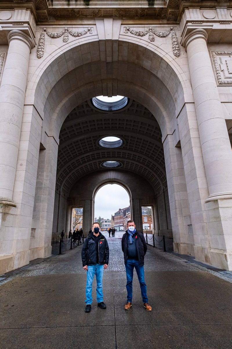 NeleBille's tweet photo. 𝗧𝗵𝗲 𝗺𝗲𝗻 𝗯𝗲𝗵𝗶𝗻𝗱 𝘁𝗵𝗲 𝗽𝗼𝗽𝗽𝗶𝗲𝘀 

Yesterday our Belgian Prime Minister @alexanderdecroo was one of the 6 people standing in the poignant poppy rain under the @CWGC Ypres (Menin Gate) Memorial. 

These #CWGC colleagues made it happen #WeAreCWGC #ArmisticeDay https://t.co/rj1osE4nAZ
