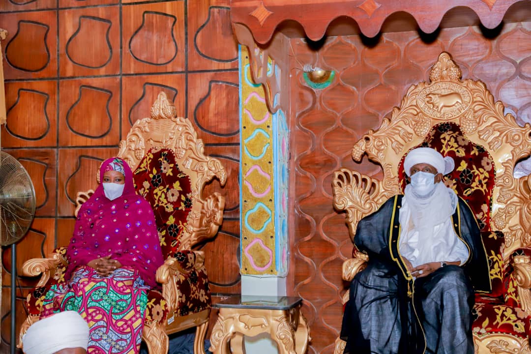 MalcolmAlkalee's tweet photo. The first lady, H.E @DrZSB had earlier paid homage to the Emir of Yauri Dr Muhammad Zayyanu where he commended her efforts and prayed Allah to assist her in achieving her well meaning goal for the good people of kebbi state.
4/4
Cc: @muktees
SSA Kebbi State https://t.co/3lG78cmDz9