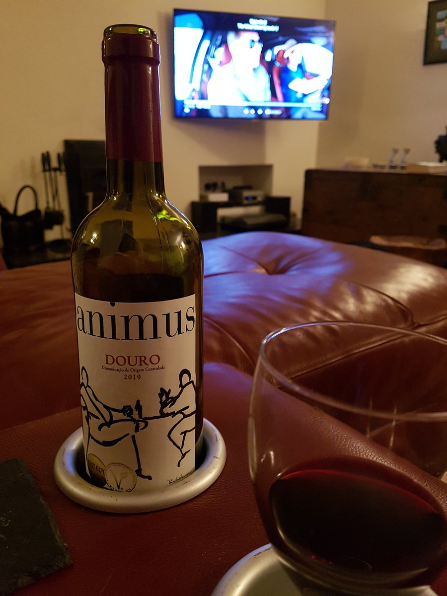 Watching <a href="/WineShowTV/">The Wine Show</a> <a href="/joefattorini/">Joe Fattorini</a> <a href="/amelias_wine/">Amelia Singer</a> drinking a Douro while watching episode 2 series 3 and loving it. #showusyourbottles <a href="/SmartCookies_/">Miss Flip 💜🤍💚</a>