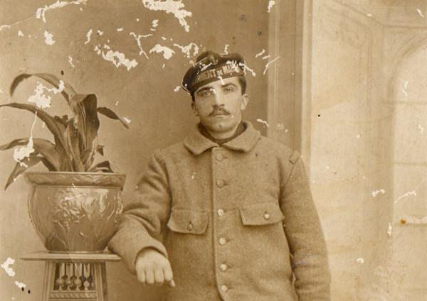 1. C’était il y a 106 ans... Le jeudi 12 novembre 1914, le #fusiliermarin Lucien #Richomme est en première ligne à #Dixmude. <a href="/MarineNationale/">Marine nationale</a>, <a href="/R1Le_Gall/">Erwan Le Gall</a>, <a href="/1J1Poilu/">1 Jour - 1 Poilu</a>, <a href="/Stbslam/">Stéphanie Trouillard</a>, <a href="/france3Bretagne/">France 3 Bretagne</a>, <a href="/OuestFrance22/">Ouest-France 22</a>, <a href="/TelegStBrieuc/">Télégramme St-Brieuc</a> <a href="/StadDiksmuide/">Stad Diksmuide</a>