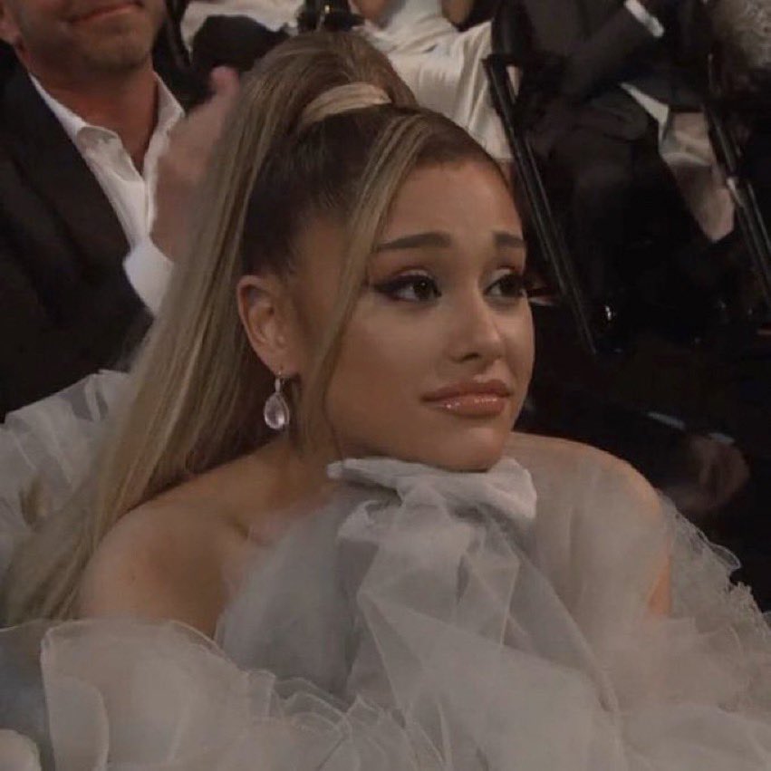 y’all attacking a woman for her skin tone when it’s naturally her skin tone..... y’all are so weird for that.