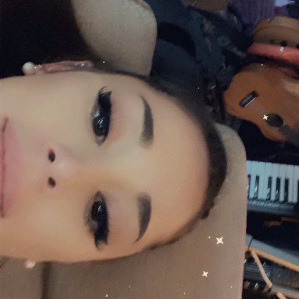 y’all attacking a woman for her skin tone when it’s naturally her skin tone..... y’all are so weird for that.