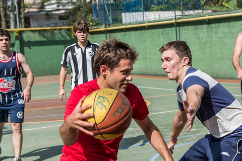 Pedro Certezas on X: Magnus Carlsen, norueguês multicampeão mundial de  xadrez, jogando basquete com a camisa do Botafogo   / X