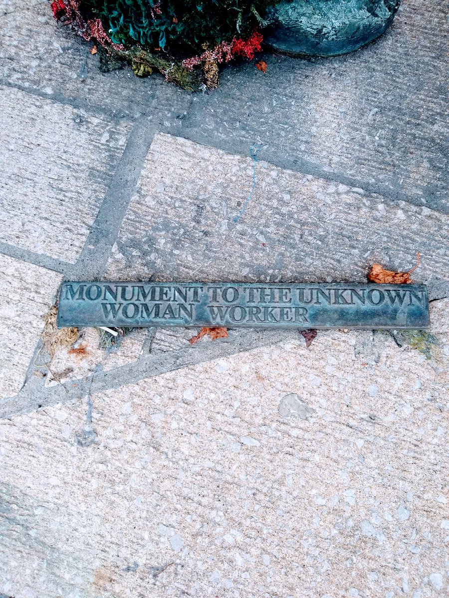 Hopping over to Belfast, where last month I noticed this Monument to the Unknown Woman Worker (1992) by Irish sculptor Louise Walsh. Located on Great Victoria Street. Everyday objects adorn - maybe weigh down - the figures.  #womenstatues