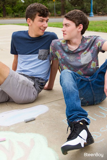1 pic. Jared lures cute twink Alan Davis in with a cock catching creative piece that leads to an invite