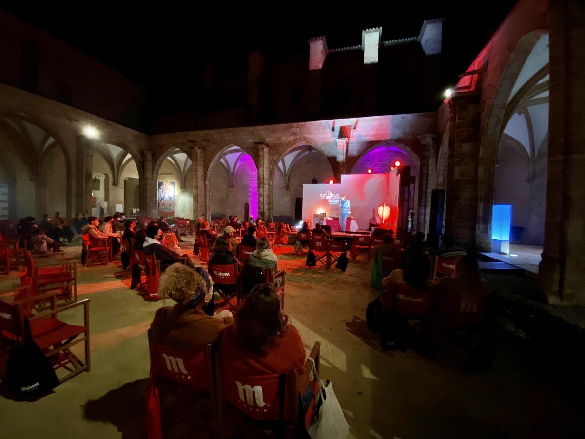 centredelcarme's tweet photo. 🎤 A través d’una escenografia cuidada, hem conegut a @YanaZafiro i a Popin'love des de la intimitat de la seua habitació. Actuacions que han fusionat l'actuació musical, la performance i el teatre inclusiu.⁣⁣⁣

@VibraMahou #CeroEnConducta
@ConsorcioMuseos #ccccLove https://t.co/PDN5YJSa9D