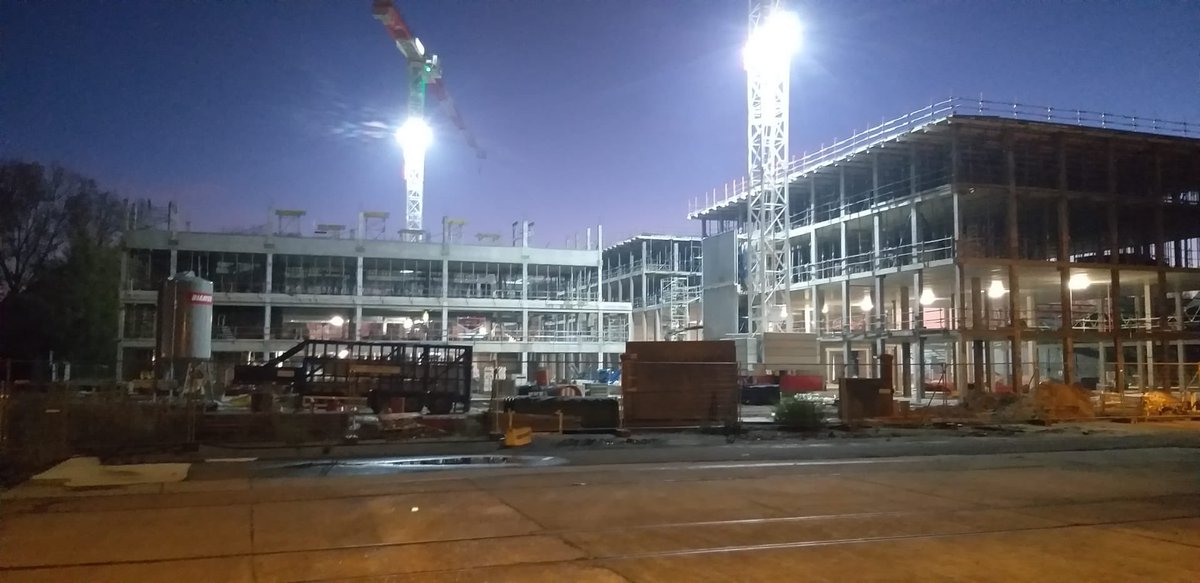 De ramen worden geplaatst en de opbouw van de centrale hal is begonnen #STEM #Brugge en een sfeerbeeldje bij nacht