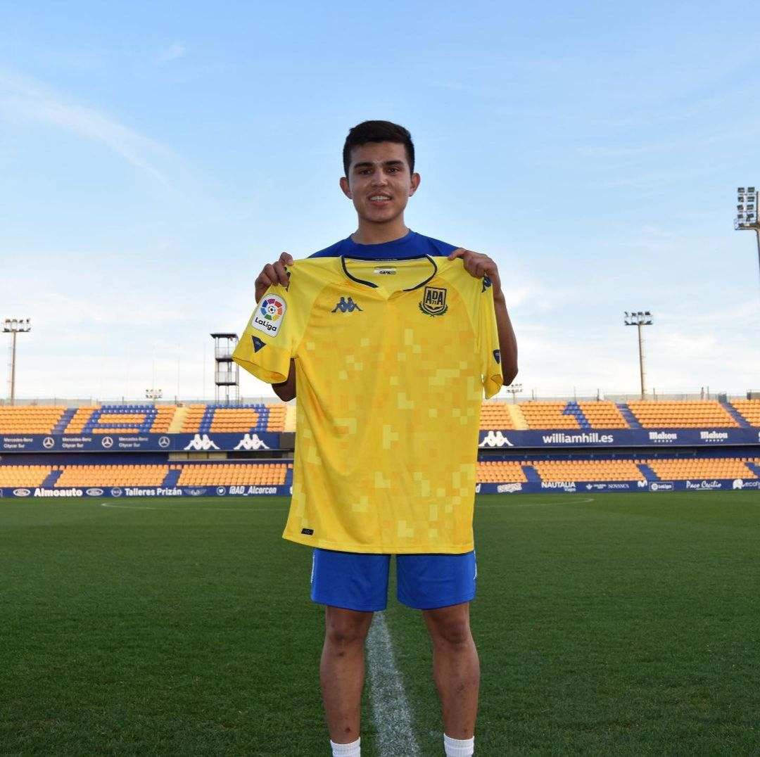 #TransferNews🚨 Congratulations and good luck to our very own #Guerrero <a href="/joncarlot15/">Joncarlo.</a> ! He has recently transferred to #LaLiga2 side <a href="/AD_Alcorcon/">A.D. Alcorcón</a> in #Spain 🇪🇸 ! Good luck , make #Oxnard proud ! ⚽️ #OGFCinEurope #VamosOGFC
