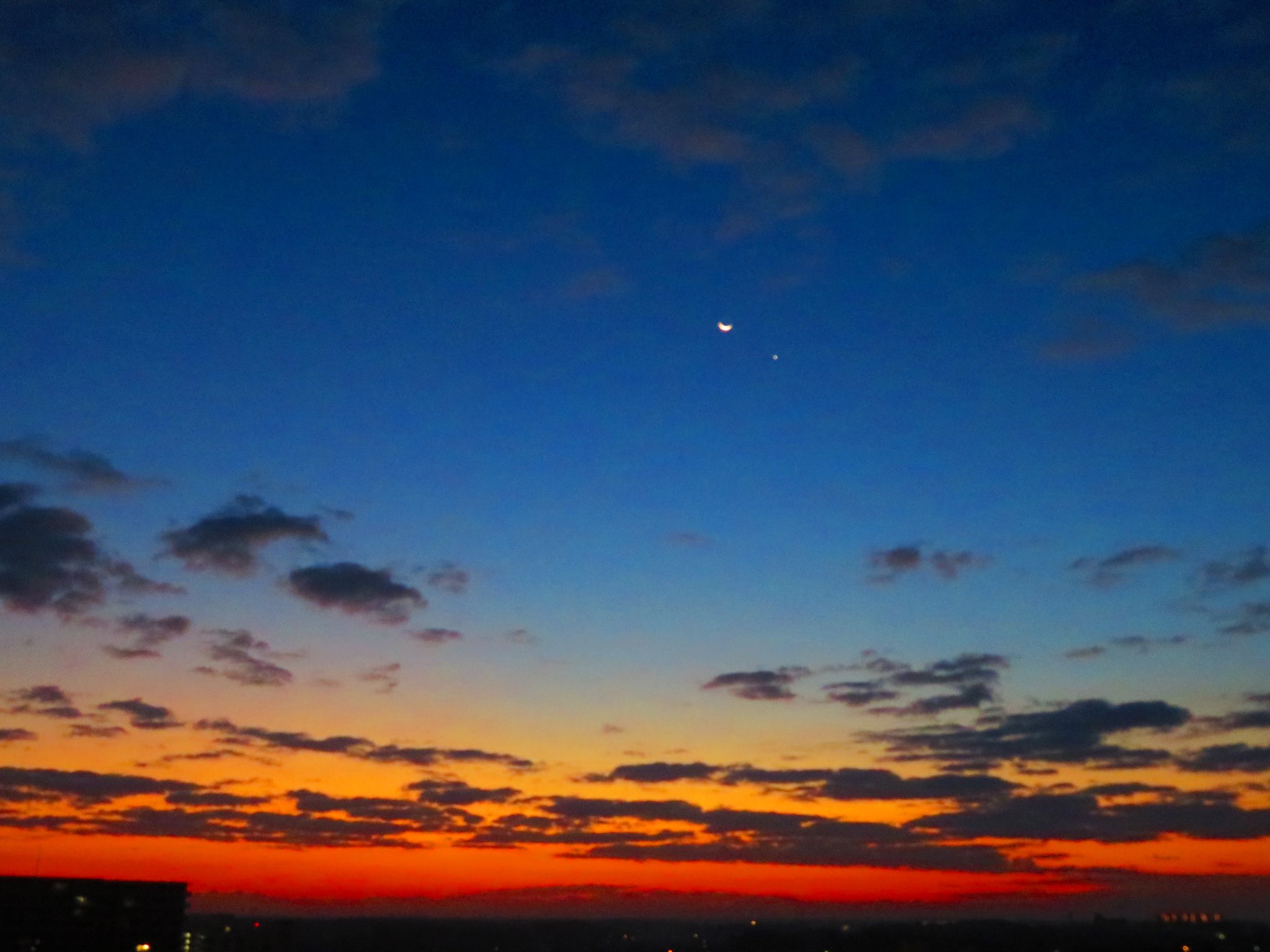 荒木健太郎 薄明の空がすごい綺麗です 地平線から朝の色が滲んだグラデーションで彩る空に 細い月と金星が寄り添うように浮かんでいます T Co Nolo1r4aof Twitter
