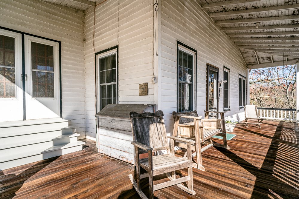 Charming 1920's Country Cottage! Just listed!
3 beds, 1 bath $239,900
View more at 11601Cliffside.com