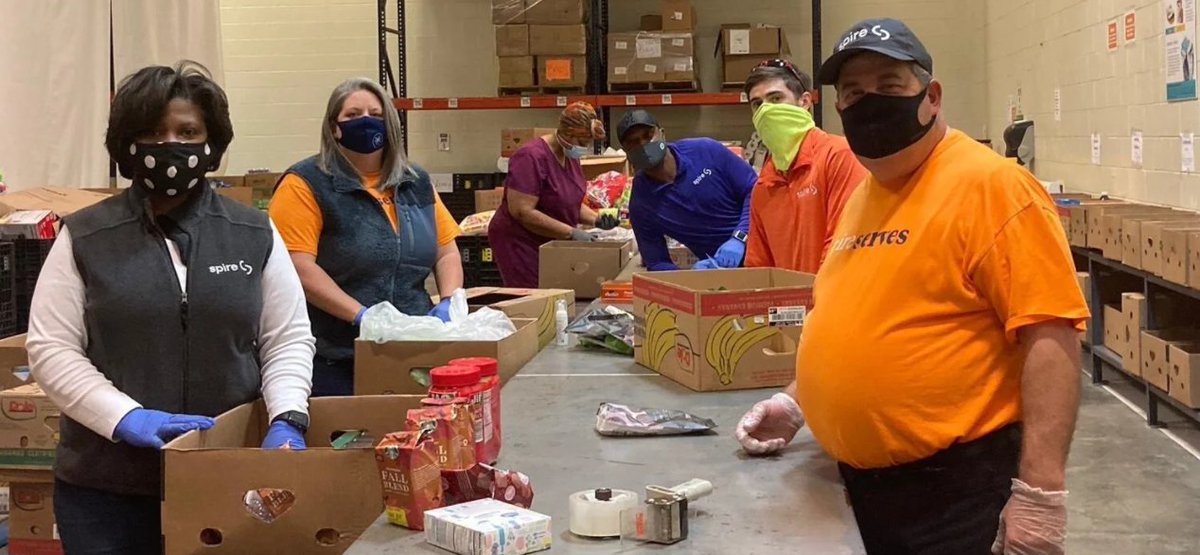 spire_energy's tweet photo. Spire employees from Mobile, AL spent their #DayForGood volunteering at @FeedingTheGulf. As families continue dealing with the pandemic & the aftermath of recent hurricanes, the need for food is critical. Thank you for working to create a hunger-free gulf coast. #FuelForGood ๐งก https://t.co/drd8WWZMYN