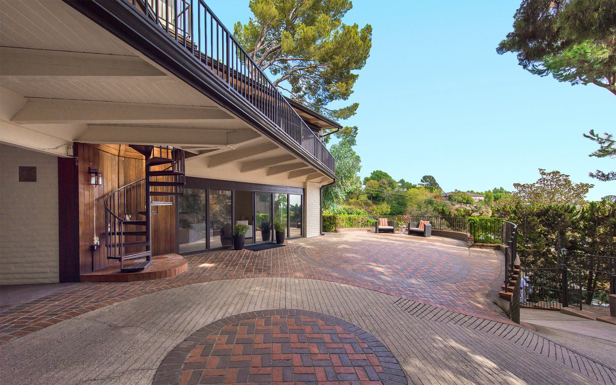 conniedegroot's tweet photo. NEW LISTING!
9305 Beverly Crest Dr
BeverlyHills
Offered at $2.699M

Just renovated, light+bright thruout! 

Open kitchen to living &amp; dining w/fireplace &amp; treetop/city views, generous balcony

3BD 5BA
3062 sq ft
Gated, quiet street

310-913-1184
https://t.co/LvyAWrpkR7
@NourmandRE https://t.co/iQDM7bc6fw