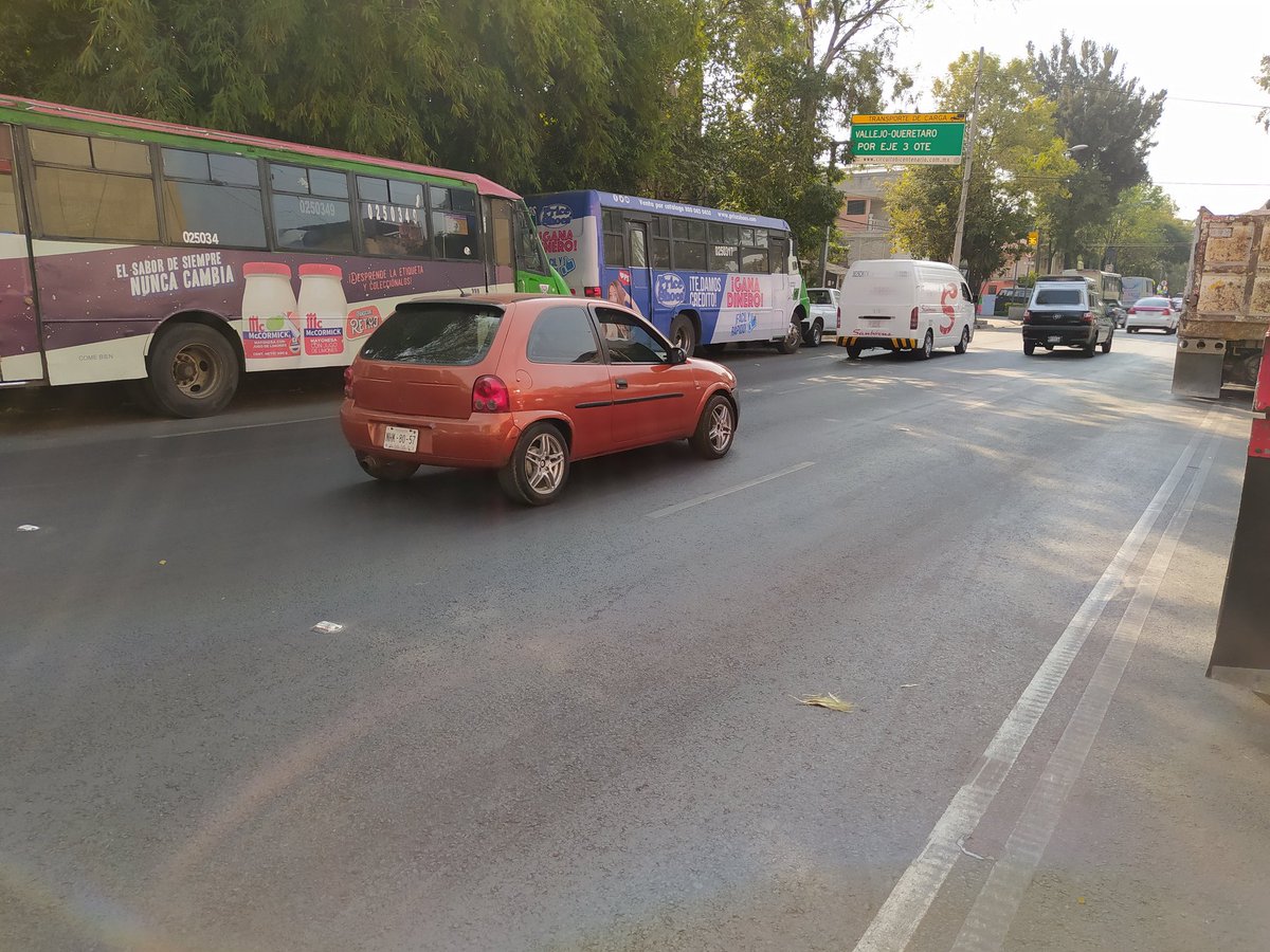 Desde ayer se está tratando de reportar por este medio, los autos estacionados y camiones de la ruta 27 sobre el eje 5 sur desde el tramo de Río Churubusco, reduciendo a 3 de los 5 carriles existentes y no hay respuesta <a href="/UCS_GCDMX/">Unidad de Contacto del Secretario SSC CDMX</a> <a href="/LaSEMOVI/">Secretaría de Movilidad CDMX</a>
