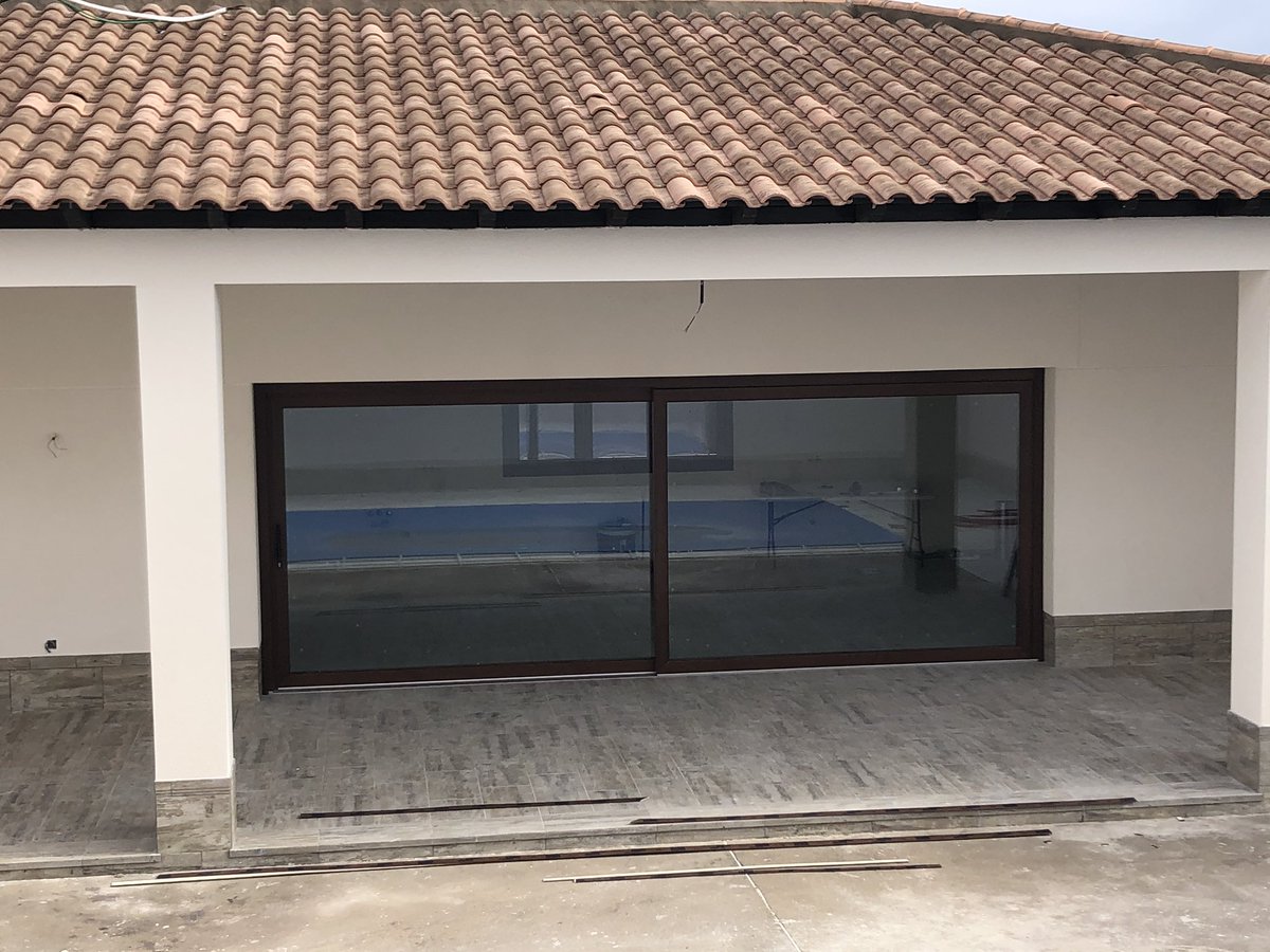 Instalación de corredera elevadora Hs76 #deceuninck color nogal con solera rebajada y Cristal 4+4/14/4+4 Guardian sun con gas argón, 250 kg de peso por hoja #EficienciaEnergética #guardianglass #deceuninckquickstep #deceuninckquickstepteam #cristal