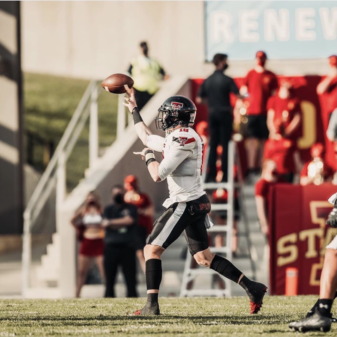 DrewCPiscopo's tweet photo. Posture.
At release: front knee bent, back toe on the ground.
Are you teaching your young QB’s to be a rotational thrower, or a linear strider? https://t.co/vxDQDy7OQF