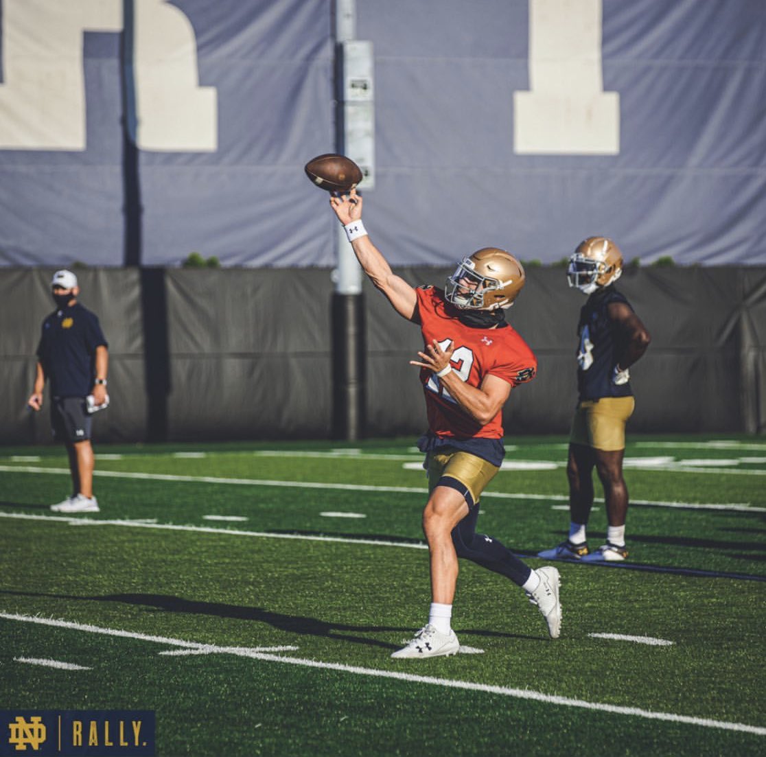 DrewCPiscopo's tweet photo. Posture.
At release: front knee bent, back toe on the ground.
Are you teaching your young QB’s to be a rotational thrower, or a linear strider? https://t.co/vxDQDy7OQF
