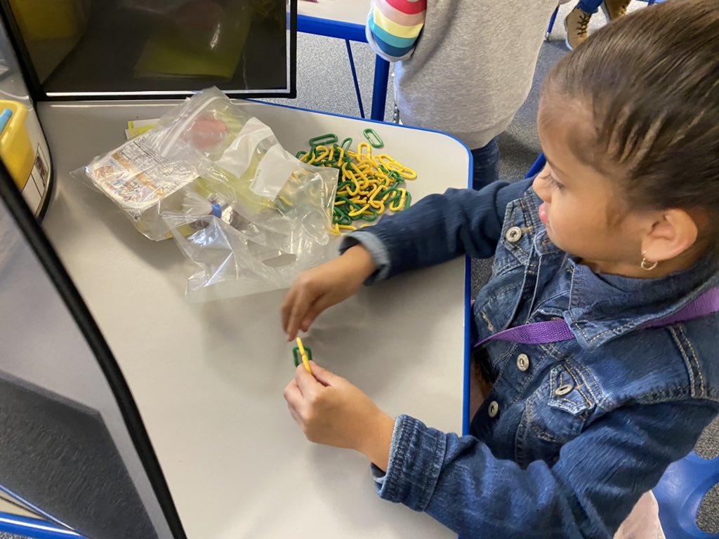 SamHoustonEl's tweet photo. Mrs. Gorostietaโs PK class creates patterns and shapes during Math time. #MathRocks #SamShines #SamRocks https://t.co/Ay5snruVlP