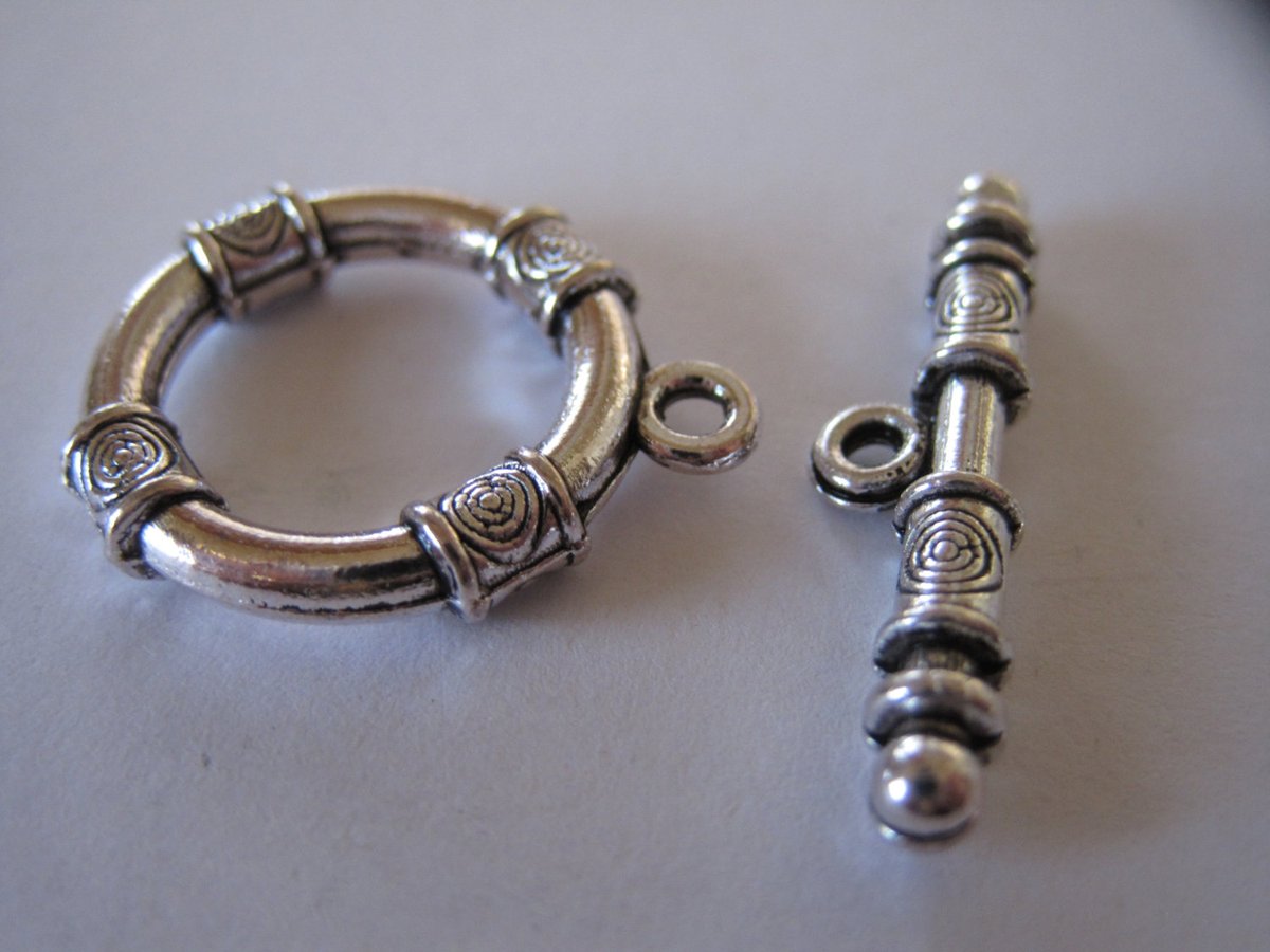 BySupply1's tweet image. Toggle Set Antique SilverTibetain Bali Style Toggle Closure Findings 19mm by 11mm Lot of 5 sets Findings Jewelry Supplies  by BySupply tuppu.net/98eb8c46 #bysupply #Etsy #SilverToggle