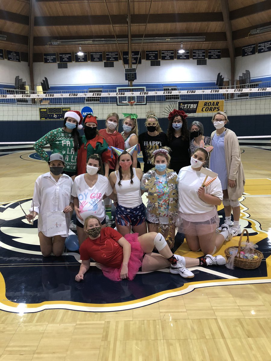 ETBU_Volleyball's tweet photo. For the last practice of 2020, the girls got to choose a holiday to dress up as!!! Today was so much 𝗙 𝗨 𝗡!!! This family is so special! 💙💛🐯
#HolidayPractice #TRUST #etbuathletics #etbuvolleyball https://t.co/oUjZdlmnMP
