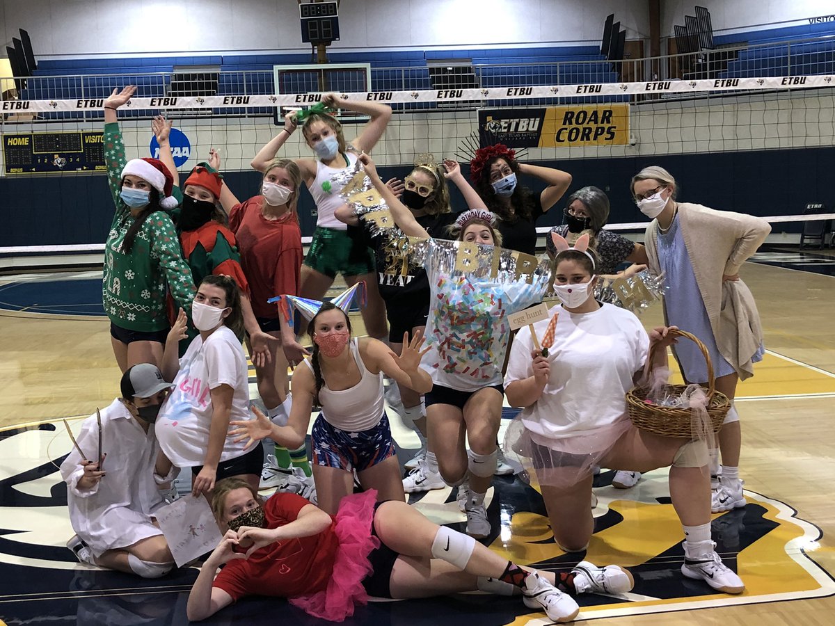 ETBU_Volleyball's tweet photo. For the last practice of 2020, the girls got to choose a holiday to dress up as!!! Today was so much 𝗙 𝗨 𝗡!!! This family is so special! 💙💛🐯
#HolidayPractice #TRUST #etbuathletics #etbuvolleyball https://t.co/oUjZdlmnMP