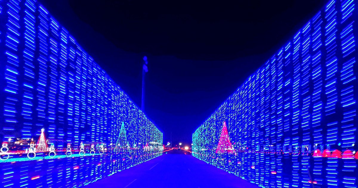 sgreenwald817's tweet photo. @IndyStateFair grounds has the coolest DRIVE-THRU Christmas light show! #ChristmasNightsofLights is amazing and will get anyone into the holiday spirit. @indywithkids #playindy #COVID19friendly @db_greenwald https://t.co/k4XCJgNaZp