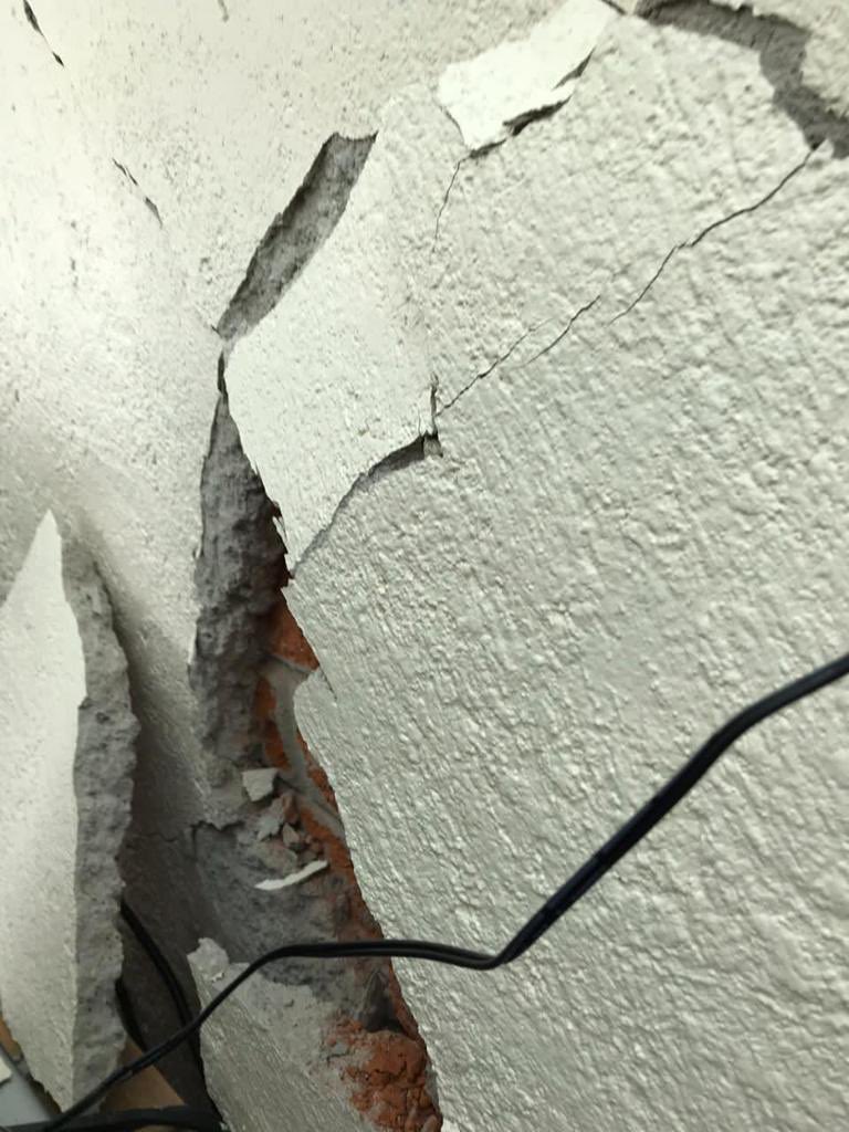 a_vickyg's tweet photo. Oye @manuelnegretea vas a hacer algo al respecto con una obra ilegal en Coyoacan en div del norte que acaba de dañar un edificio por meter una escavadora SIN permiso ???? O como todos los políticos rateros que NO ven por su gente vas a dejar que no pase nada ??? https://t.co/CnDAX87PVZ