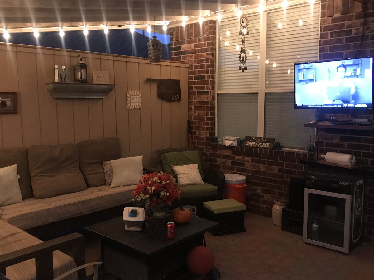 b33r_g33k_55's tweet photo. Great night to cook under the lights and hang out on the back patio. #patio #backpatio #foodie #burgers https://t.co/piompUEvDk