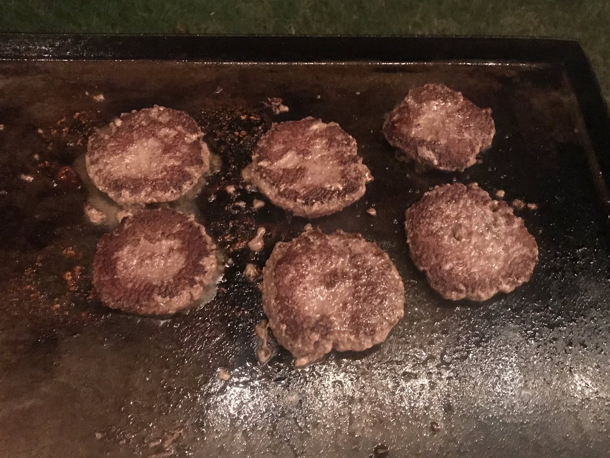 b33r_g33k_55's tweet photo. Great night to cook under the lights and hang out on the back patio. #patio #backpatio #foodie #burgers https://t.co/piompUEvDk