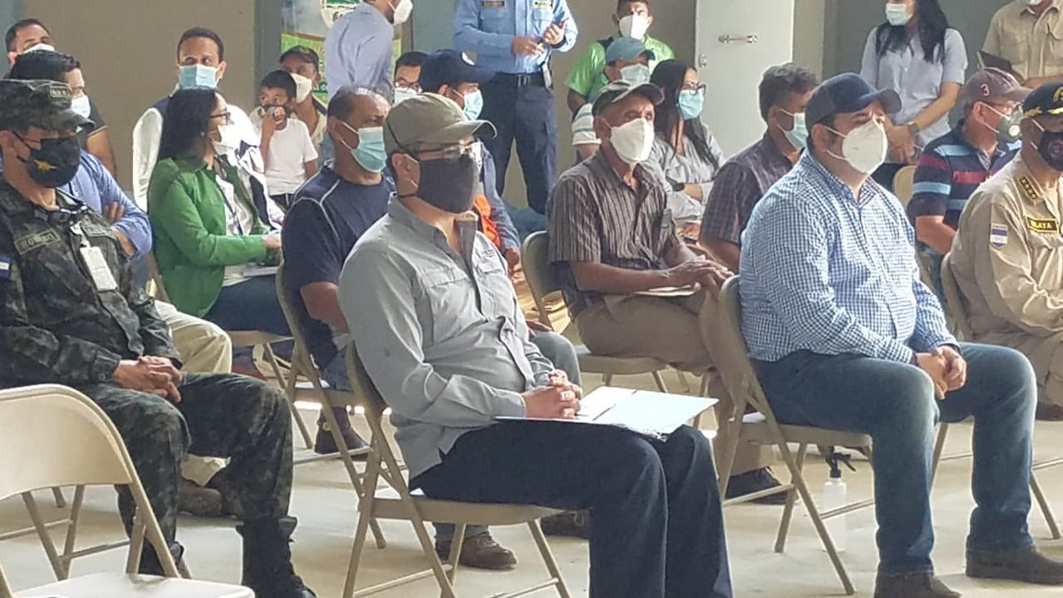 JuanOrlandoH's tweet photo. Hoy reiteré mi compromiso en Santa Bárbara, de reconstruir todo lo que destruyó ETA 🌀, la rehabilitación de 2 líneas de conducción de agua💧potable en Santa Bárbara, tiene un estimado financiero de 2.4 millones para la rehabilitación de cuatro fallas. 

#NoEstánSolos🇭🇳 https://t.co/O1U7aZ3uTk