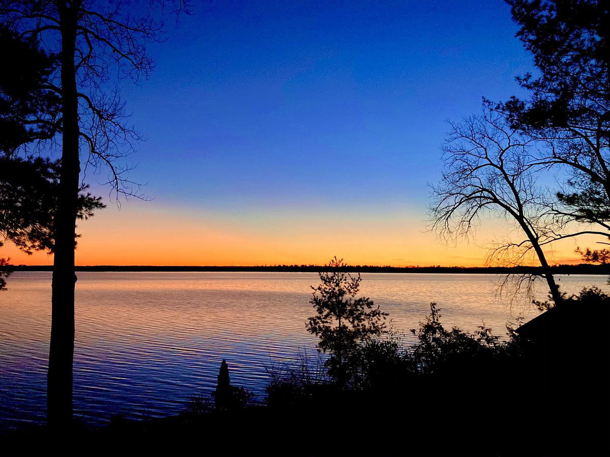 geekchef's tweet photo. Sorry, thought the streak was over. Foiled by #nature again!
#sunset #StormHour #ShareYourWeather #ottriver #OttawaRiver #aylmer #Gatineau #fall #quebec #canada https://t.co/1iCXCm8VnQ