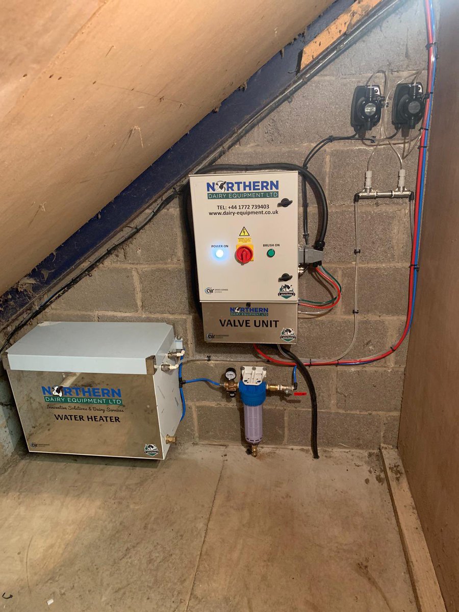 The Webb family look very happy with their new investment in the parlour.

🚨 System Install 🚨

Country- UK 
Parlour - Double 8 
Herd size - 120
Milkings per day - x 2

Reduce labour 💪🏼
Reduce time ⏰ 
Reduce costs 💰 
Improve teat and udder health