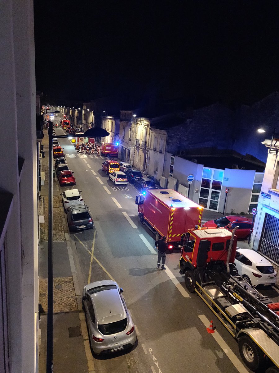 Incendie en cours à Bordeaux, quartier Chartrons au niveau de la rue Surson. Les pompiers sont sur place cours Balguerie. <a href="/SO_Bordeaux/">Sud Ouest Bordeaux</a>