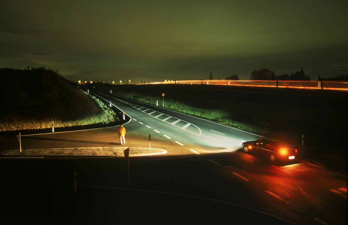 Ближний свет в городе. Свет фар на дороге. Освещение автомобильных дорог. Свет от фар машины. Ночь дорога фары.